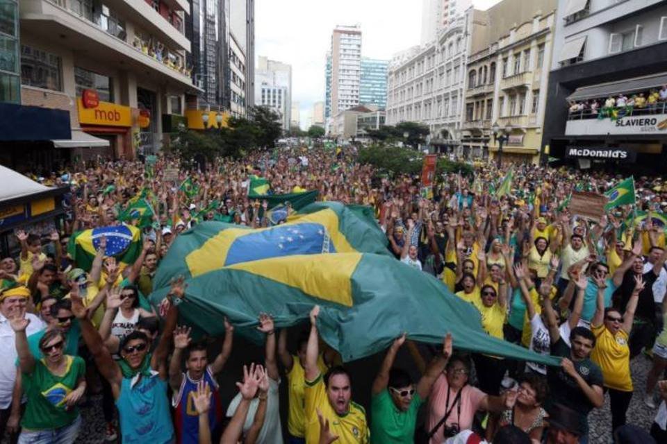 Curitiba reúne 8 mil manifestantes contra Dilma Rousseff