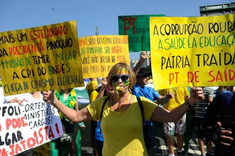 Protesto em Copacabana: mulher foi agredida verbalmente por perguntar aos manifestantes se eles sabiam quem assumiria a presidência da República se Dilma for impedida. (Agência Brasil/Tomaz Silva)