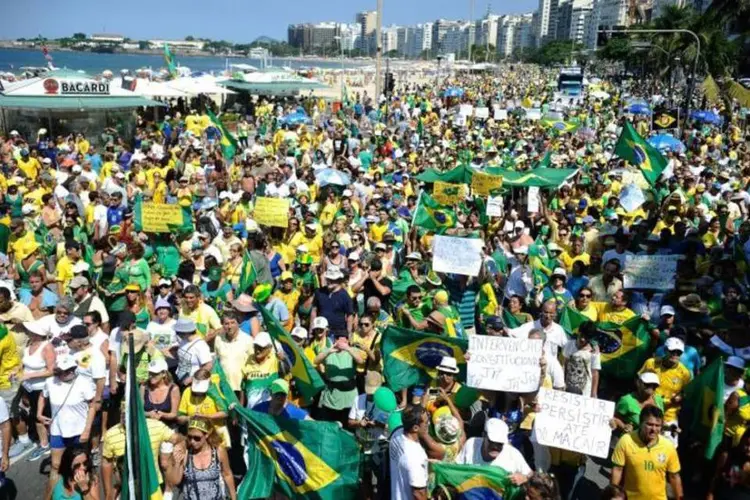Protesto no RJ: o protesto está sendo realizado na praia de Copacabana e vai em direção ao Leme, com adesão de 10 mil pessoas ao movimento, segundo a PM. (Agência Brasil/Tomaz Silva)