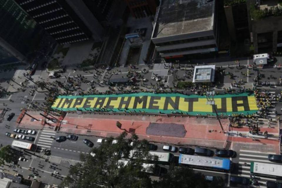 Avenida Paulista é fechada em ato contra o governo