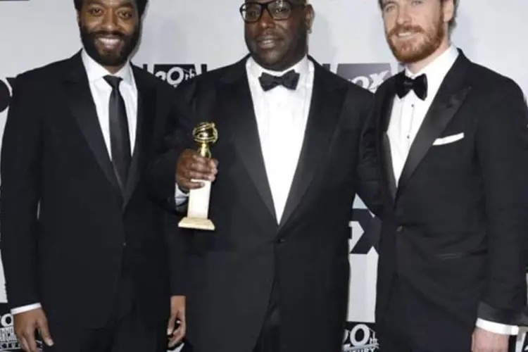 Chiwetel Ejiofor, Steven McQueen e Michael Fassbender com o Globo de Ouro ganho por 12 Anos de Escravidão (.)