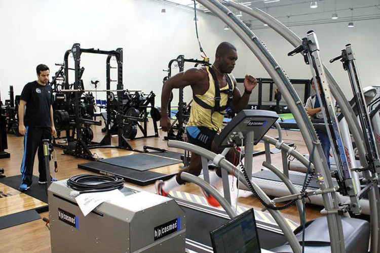 Testes do NAR: Somália Galdino, velocista que compete nas provas de 100m e 200m, realiza treino de overspeed (Lucas Parolin/NAR)