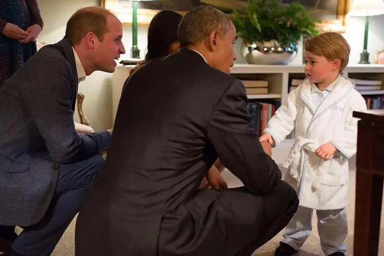 
	Barack Obama conhece o pr&iacute;ncipe George, sob supervis&atilde;o do pai, William, no Pal&aacute;cio de Kensington.
 (Reprodução/Facebook)