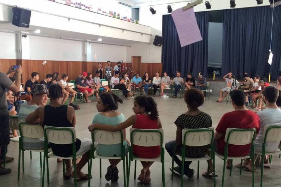 Alunos do Desocupa Já invadem primeira escola ocupada do Rio