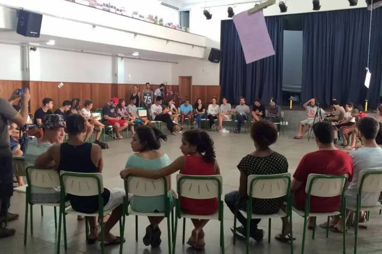 Debate no Colégio Estadual Prefeito Mendes de Moraes, no Rio de Janeiro, primeira escola a ser ocupada por estudantes (Reprodução/Ocupa Mendes/Facebook)