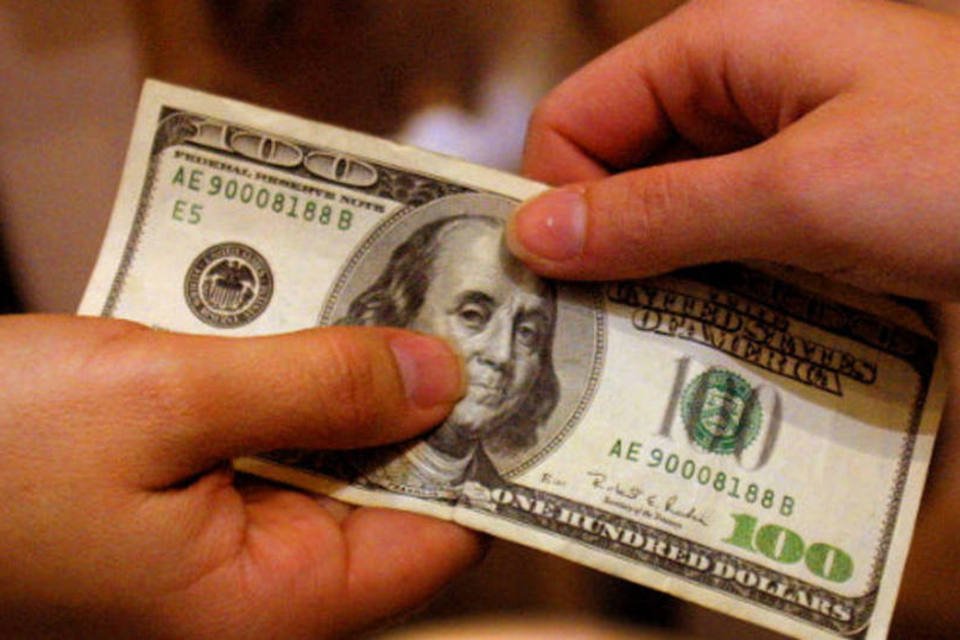 Dólar ante real opera com viés de baixa antes de payroll
