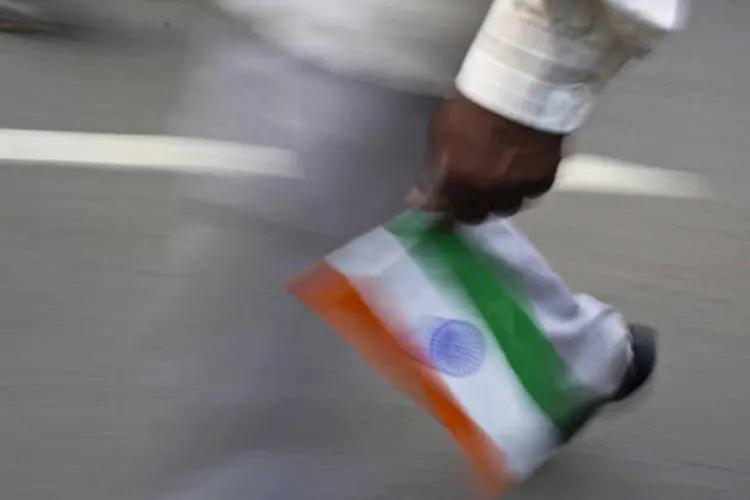 
	Homem carrega bandeira da &Iacute;ndia na fronteira com o Paquist&atilde;o: &quot;A &Iacute;ndia est&aacute; pronta para as conversas. Estamos comprometidos com elas. Agora depende do Paquist&atilde;o&quot;
 (Bloomberg)