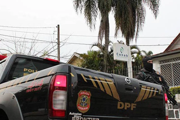 Policiais federais durante Operação Agro-Fantasma, que combate desvios de recursos do Programa Fome Zero (Divulgação)