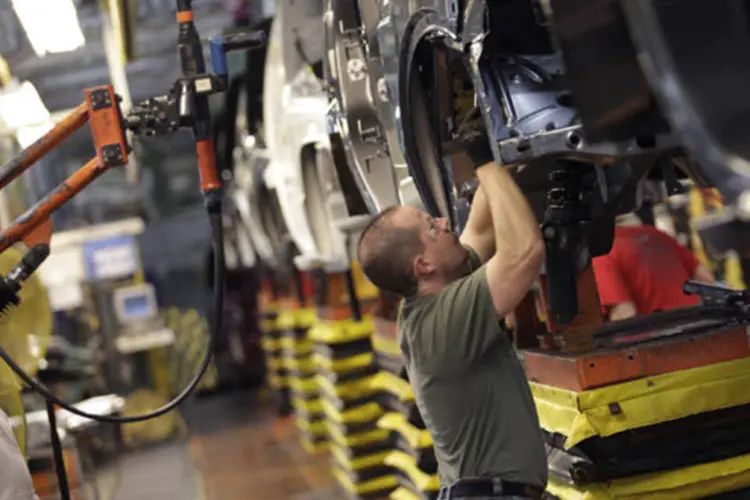 
	Trabalhador em uma f&aacute;brica da Chrysler em Toledo: resultados da pesquisa mostraram que o otimismo corporativo estava avan&ccedil;ando na medida em que os consumidores gastavam mais
 (J.D. Pooley/Getty Images)