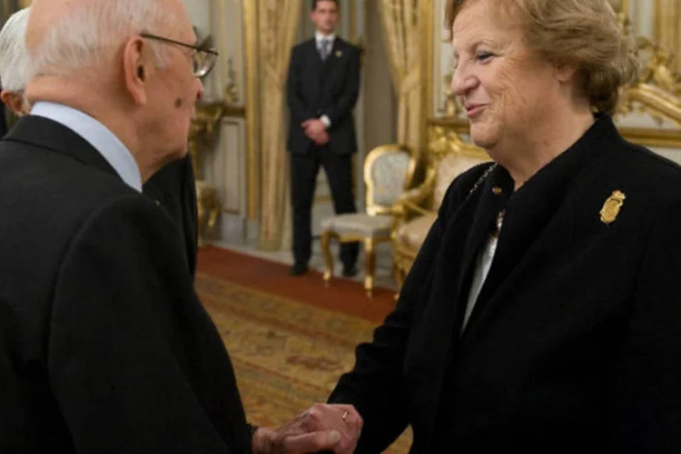 Giorgio Napolitano cumprimenta a ministra da Justiça da Itália, Anna Maria Cancellieri, em Roma, em uma foto de julho de 2011 (Quirinale Press Office via Getty Images)