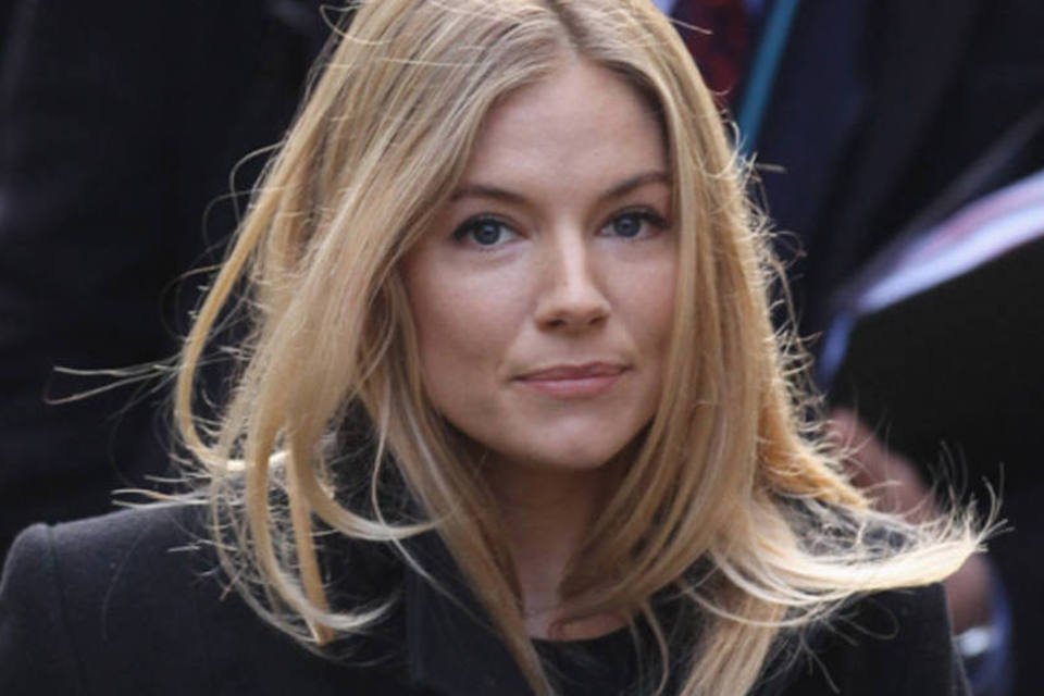Sienna Miller fica irritada com revelação em julgamento