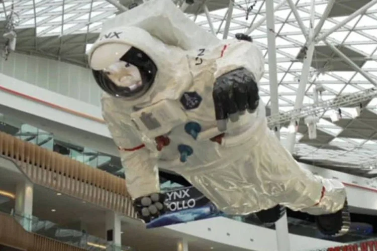 Astronauta gigante instalado pela Axe em shopping de Londres para divulgação do novo desodorante Axe Apollo (Reprodução)