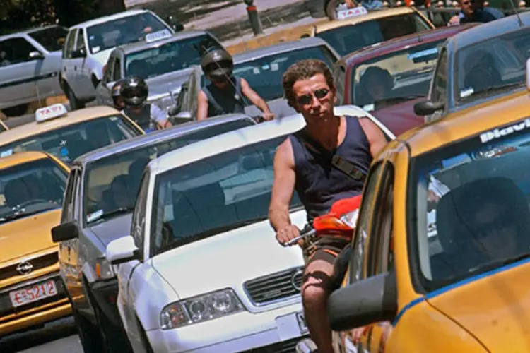 
	Tr&acirc;nsito em Atenas, na Gr&eacute;cia: 25 mil pessoas j&aacute; baixaram o aplicativo em seu telefone celular e cada semana s&atilde;o realizadas 502 mil reservas de vagas de estacionamento
 (Chris Hondros/Getty Images)