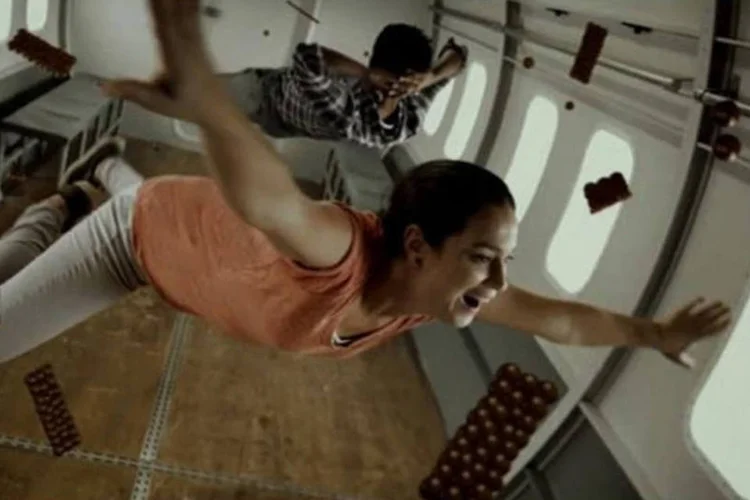 
	Trecho do comercial da Lacta para divulgar o chocolate Lacta Bubbly: campanha celebra o lado leve da vida
 (Reprodução)