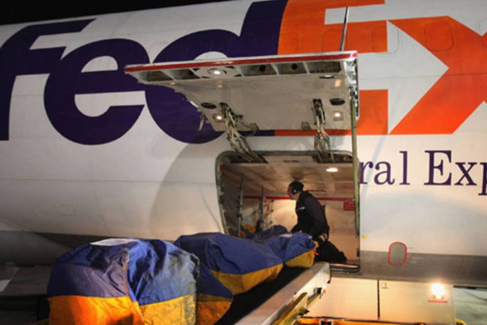 
	Trabalhadores carregam uma aeronave da FedEx: diretores discutiram o acordo em um encontro realizado no final de semana, relatou a Bloomberg
 (Scott Olson/Getty Images)