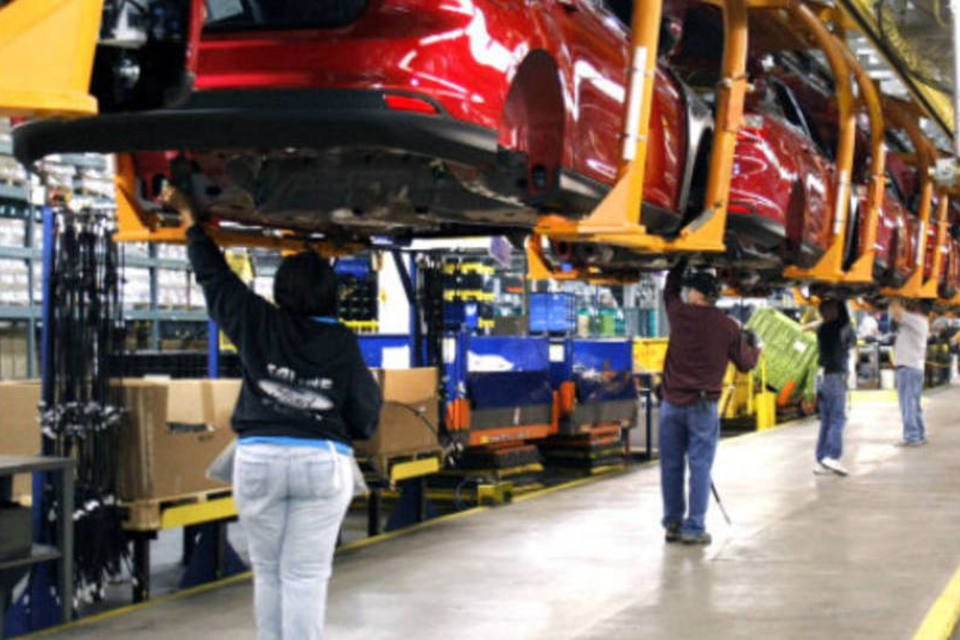 Emprego industrial cai 0,4% em novembro, segundo o IBGE