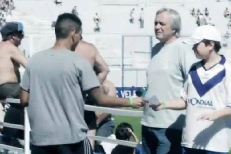 Trecho do vídeo de uma ação para ajudar desaparecidos: garoto que entregou folheto era o mesmo da foto. Nenhum torcedor percebeu (Reprodução)