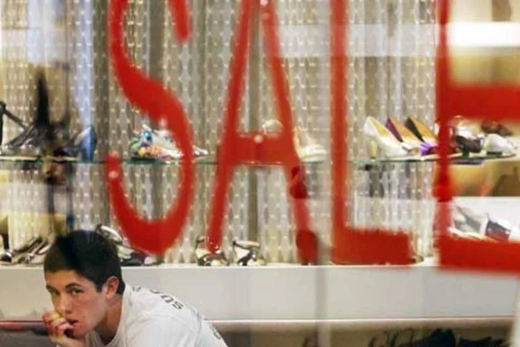 Vendedor olhando uma vitrine (Getty Images)