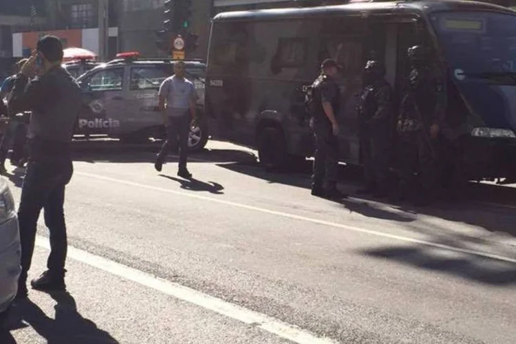 
	Av. Paulista bloqueada: trecho da via no sentido Para&iacute;so s&oacute; foi liberado ap&oacute;s as 14h
 (Tatiana Vaz/EXAME.com)