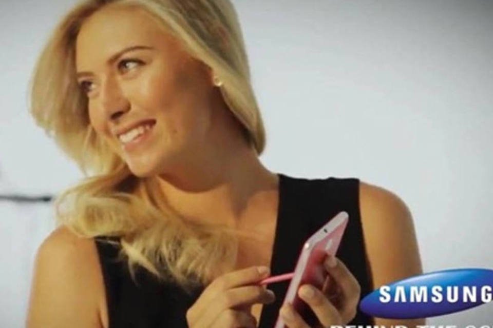 
	Maria Sharapova em comercial para o smartphone da Samsung: tenista j&aacute; posou com modelos da s&eacute;rie Galaxy para algumas campanhas
 (Reprodução)