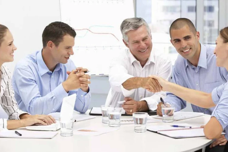 Pessoas durante uma reunião (Thinkstock)