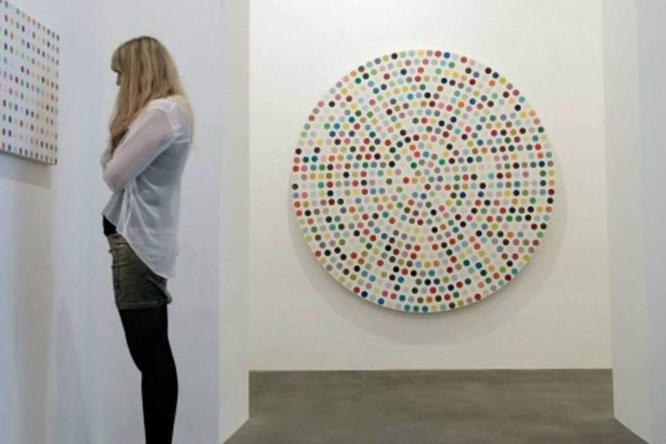 Damien Hirst expõe série das “bolinhas coloridas”