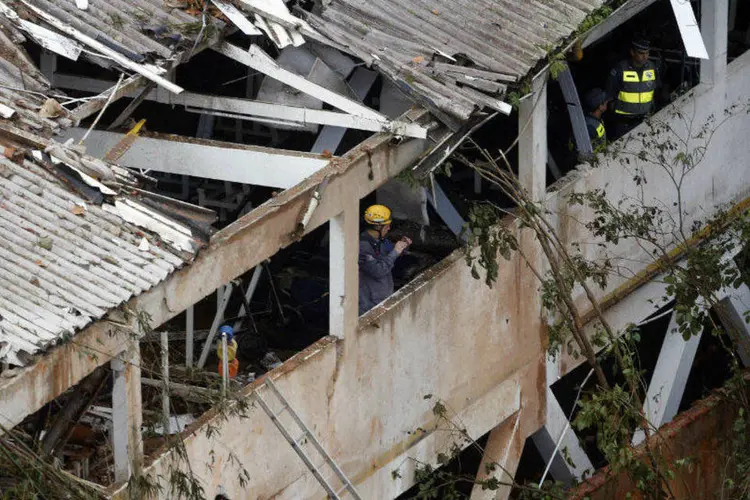 Visão aérea de estragos provocados por destroços de avião que caiu em Santos, matando o candidato Eduardo Campos (REUTERS/Paulo Whitaker)