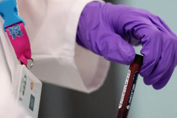 
	Pesquisador colhe amostra de sangue: setor de sa&uacute;de &eacute; apontado como um vetor do desenvolvimento por envolver grande complexo industrial
 (Oli Scarff/Getty Images)