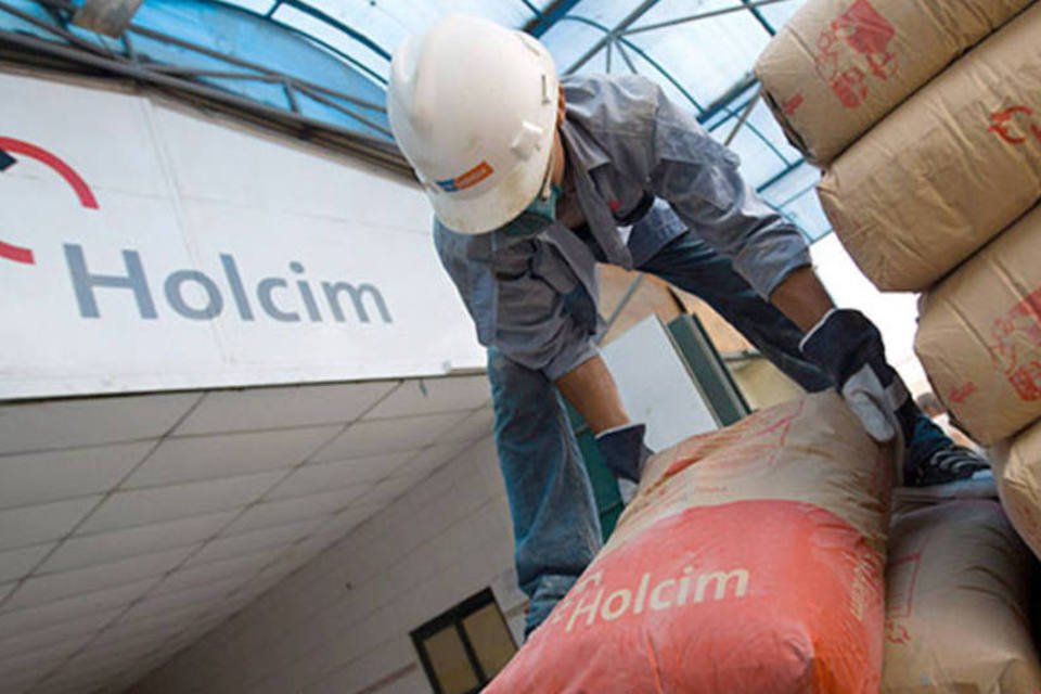 Trabalhador empilha sacos de cimento da Holcim | Foto: Kemal Jufri/Bloomberg News (Bloomberg/Kemal Jufri/Bloomberg News)