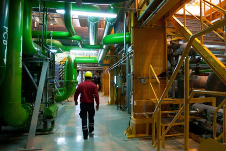
	T&eacute;cnico caminha em usina t&eacute;rmica de energia da EDP: grupo adiantou que dever&aacute; terminar o ano com uma d&iacute;vida l&iacute;quida de 17 bilh&otilde;es de euros
 (Mario Proenca/Bloomberg)