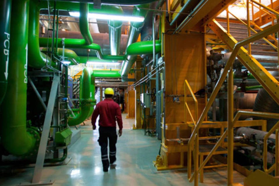 
	T&eacute;cnico caminha em usina t&eacute;rmica de energia da EDP: a S&amp;P afirma que existe chance razo&aacute;vel de que EDP possa resistir a um calote de Portugal
 (Mario Proenca/Bloomberg)
