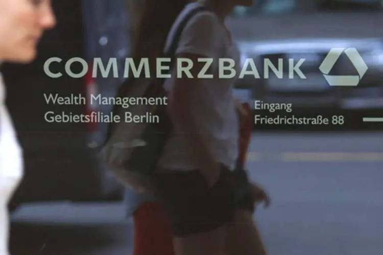 Segundo maior banco alemão, Commerzbank: estratégia de venda de ações no deficitário banco pode ser uma parte das negociações para formar um novo governo (Krisztian Bocsi/Bloomberg)