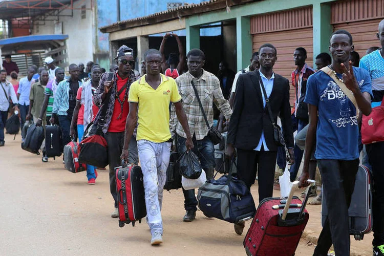 Mais de 700 imigrantes em Brasileia, no Acre, receberam o governador Tião Viana durante transferência do abrigo (Sérgio Vale/Secom/AC/Divulgação)