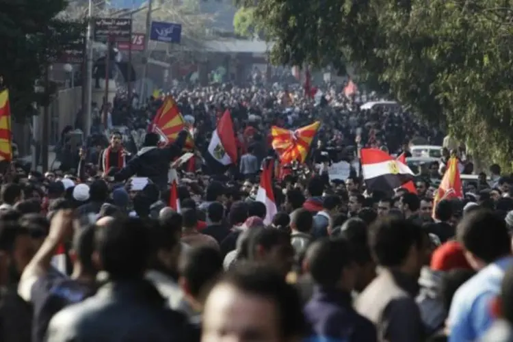 Manifestantes se reúnem ao lado de fora do estádio de futebol do Al Ahly, no Cairo (Getty Images/Ed Giles)
