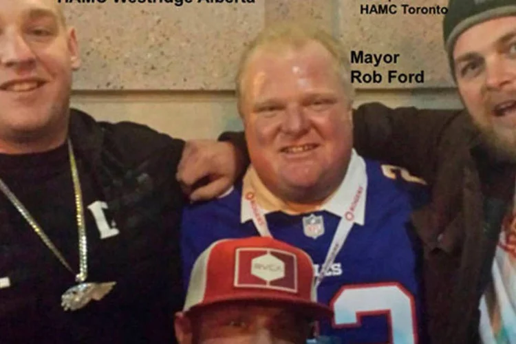 
	Prefeito de Toronto (centro superior), Rob Ford, aparece em foto com membros dos Hells Angels: o grupo &eacute; considerado criminoso
 (Divulgação/hellsangelstorontodowntown.com)