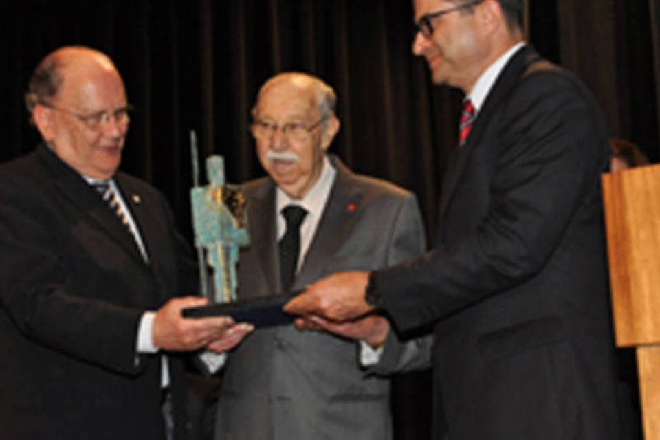 William Saad Hossne recebe prêmio Guerreiro da Educação