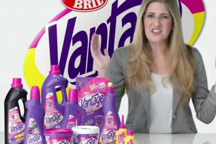 Comediantes Dani Calabresa e Mônica Iozzi personificam o conceito apresentado em 2011: “Bombril, os produtos que evoluíram com as mulheres”
 (Reprodução)