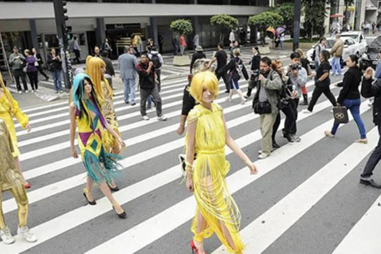 
	Desfile de Fause Haten durante o SPFW na Av. Paulista: o desfile, uma performance urbana, ou um flash mob fashion, parou por instantes a faixa de pedestres da avenida
 (Marcelo Soubhia/ FOTOSITE)