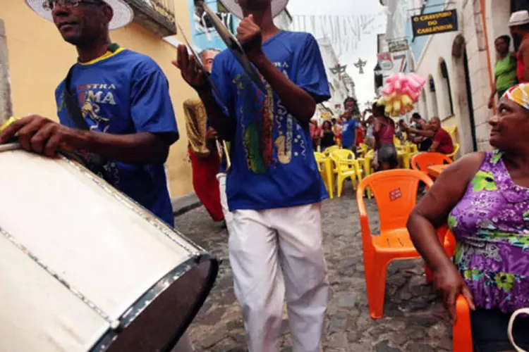 
	Brasileiros durante desfile no segundo dia de comemora&ccedil;&otilde;es do Carnaval, em Salvador: festa contar&aacute; com uma s&eacute;rie de novos espa&ccedil;os e atra&ccedil;&otilde;es
 (Mario Tama/Getty Images)
