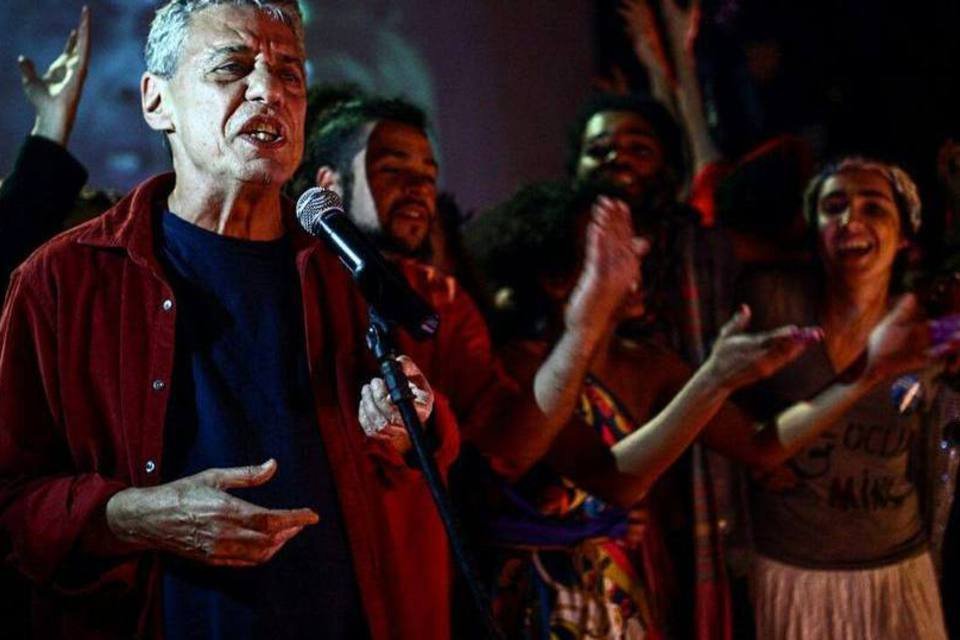 Chico Buarque aparece de surpresa e canta no Canecão ocupado