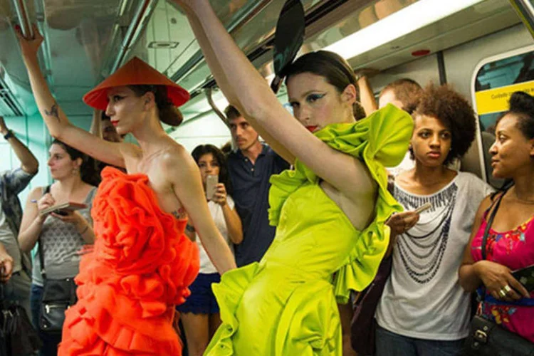 Modelos do SP Fashion Week posam durante desfiles em estações do Metrô (Divulgação/Marcelo Soubhia/ FOTOSITE)