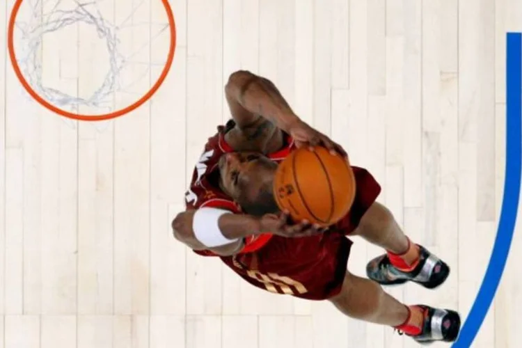 Bryant iniciou a noite deste domingo precisando de 19 pontos para superar Jordan (Pool/Getty Images)