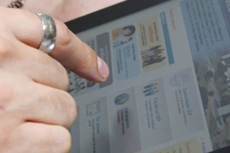 
	Tablet:&nbsp;a Associa&ccedil;&atilde;o Brasileira de Telecomunica&ccedil;&otilde;es (Telebrasil) afirma que, somente em 2013, 95% das novas conex&otilde;es foram para smartphones e tablets
 (Marcos Santos/USP Imagens)