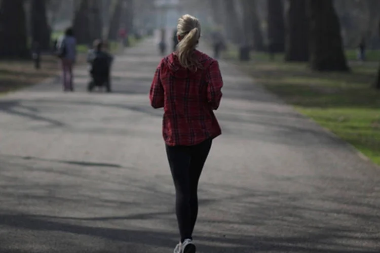 
	Mulher correndo no parque: pesquisa mostrou que quem corre cerca de 20 km por semana ter&aacute; benef&iacute;cios superiores se a atividade for realizada mais intensamente
 (Peter Macdiarmid/Getty Images)