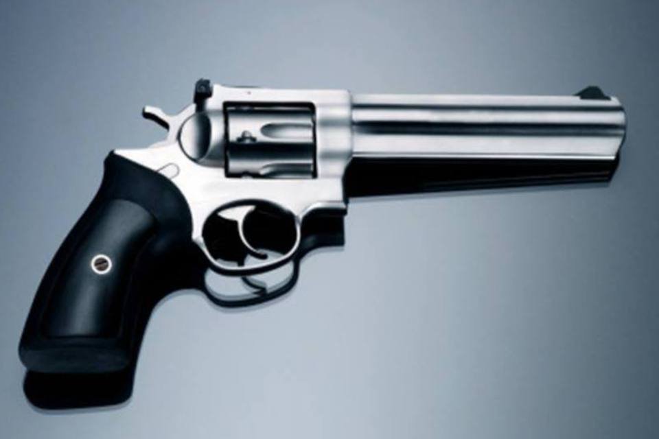 Comércio de armas avança sem controle no Facebook