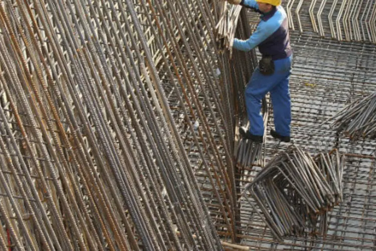 
	Oper&aacute;rio trabalha em constru&ccedil;&atilde;o: no estado de S&atilde;o Paulo, o n&uacute;mero de contrata&ccedil;&otilde;es cresceu 0,51% em fevereiro em rela&ccedil;&atilde;o a janeiro, com a abertura de 4,5 mil vagas.
 (Sean Gallup/Getty Images)