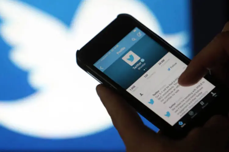 
	Homem usando Twitter no smartphone: tribunal decidiu por unanimidade que o bloqueio do Twitter &eacute; uma viola&ccedil;&atilde;o do direito constitucional de liberdade de express&atilde;o
 (Chris Ratcliffe/Bloomberg)