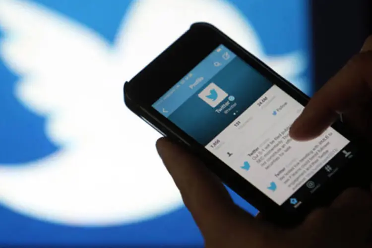 
	Homem usando Twitter no smartphone: microblog disse que poderia alcan&ccedil;ar 1 bilh&atilde;o de dispositivos por meio do MoPub, que coloca an&uacute;ncios dentro de centenas de aplicativos
 (Chris Ratcliffe/Bloomberg)