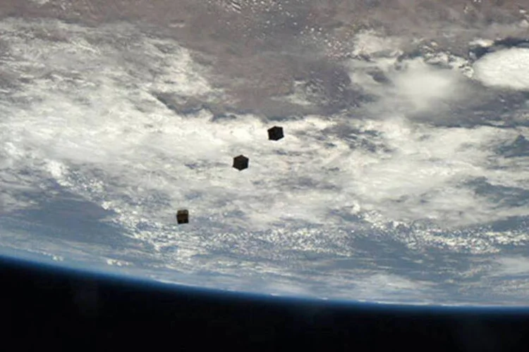 
	Sat&eacute;lites: sat&eacute;lites a serem lan&ccedil;ados poder&atilde;o operar nas bandas C e Ku, mas principalmente na banda Ka - voltada para servi&ccedil;os de internet banda larga
 (Reprodução/Facebook)