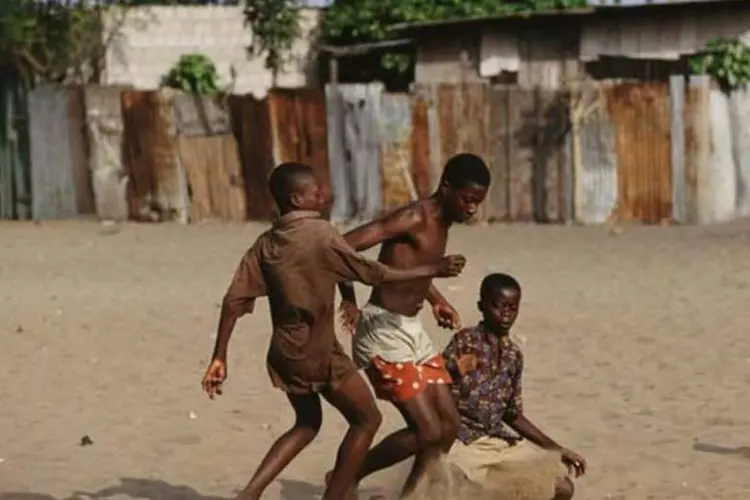 Crianças jogam futebol em Lusaka, no Zâmbia, em 1993 (Simon Bruty/Getty Images)